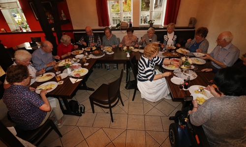Die CDU Senioren beim Spragelessen im "Hotel Forsthaus" mit Vorsitzender Ursula Hertzer. Foto: Privat