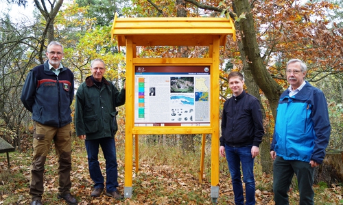 Hans Schattenberg (Leiter des Forstbetriebs Ostharz), Dr. Klaus George (Geschäftsstellenleiter des Regionalverbands Harz), Bürgermeister Marcus Weise und Horst Schöne (Vorsitzender des Harzklub-Zweigvereins Harzgerode) bei der Präsentation der neuen Geopark-Informationstafel am Schneckenberg. Foto: Block/RVH