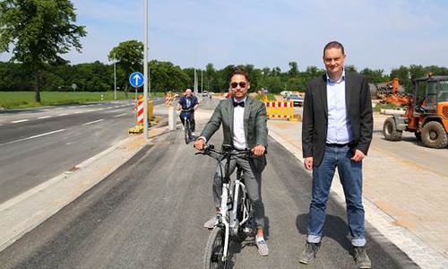 VWI-Projektleiter Achim Spehr (r.) auf dem neuen Radweg. Foto: VWI