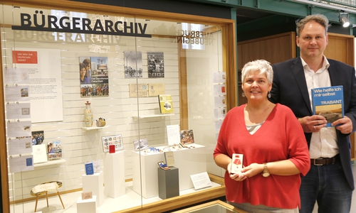 Museumsleiterin Dr. Sandra Donner und Kurator Markus Gröchtemeier vor der Vitrine des Bürger Archivs. Foto: Stadt Wolfenbüttel