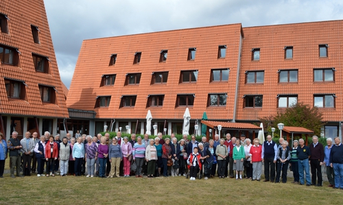 Teilnehmer der Schlesischen Kulturtage vor dem Jugendgästehaus in Duderstadt. Foto: Helmut Sauer / Privat