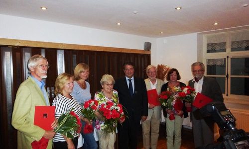 Sigmar Gabriel ehrt 250 Jahre SPD-Mitgliedschaft bei dem SPD-Ortsverein "Vor dem Herzogtore". Von links: Albrecht Wagener, OV-Vorsitzende Elke Wesche, Elke Kochsiek-Dieke, Ruth Hayn, Sigmar Gabriel, Reinhard Hayn, Ilona Senger, Heino Ahlers Foto: Norbert Schober 