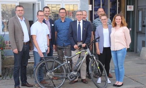Die Projektteilnehmer von links nach rechts: Thomas Vogel, Benjamin Kämpfe, Christian Keunecke, Carsten Richter, Bürgermeister Thomas Pink, Sven Strube, Christoph Löher, Lisa Kröger und Valerie Dubiel. Foto: Janosch Lübke