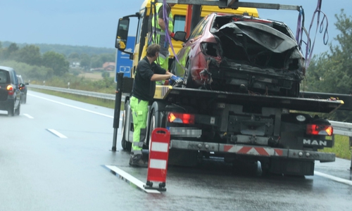Das Auto musste abgeschleppt werden. Foto: Rudolf Karliczek