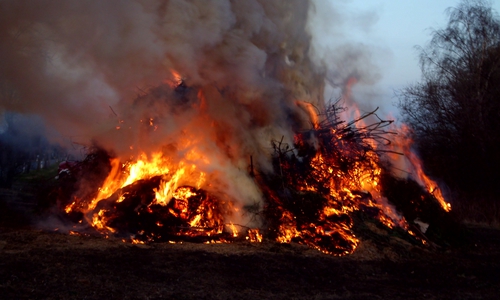Bevor das Osterfeuer brennen kann, muss viel Arbeit investiert werden. Symbolbild: Horst Höfken