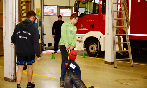 Das Ziehen eines Dummys als Teil des Deutschen-Feuerwehr-Fitness-Abzeichens. Foto: Feuerwehr Fallersleben