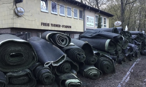 Ein Bild von Kunstrasenabfällen vor dem Stadion der Freien Turner aus dem März 2019. Hier erkenne man gut, dass es nicht nur um eingestreutes Material gehe. Foto: BIBS