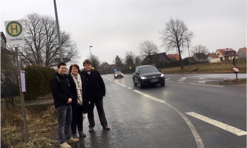 Max Weitemeier, Bettina Otte-Kotulla, Matthias Otte von der FDP an besagter Bushaltestelle. Foto: privat