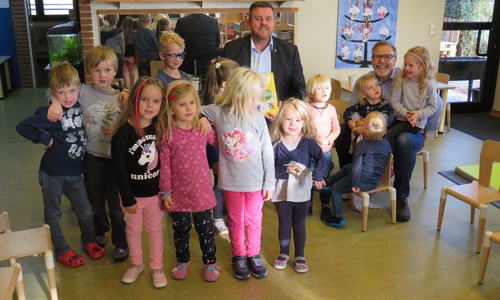 Gemeindebürgermeister Andreas Busch las auch in der Kita in Beienrode. Foto: Gemeinde Lehre