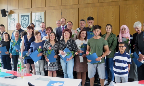 Feierliche Stimmung im großen Sitzungssaal der Kreisverwaltung Wolfenbüttel: Am Donnerstag haben 29 neue Bürgerinnen und Bürger des Landkreises Wolfenbüttel ihre Einbürgerungsurkunde erhalten. Foto: Landkreis Wolfenbüttel