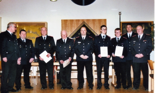 Ehrungen und Beförderungen: Stellv. Gemeindebrandmeister Jürgen Ebers, Gemeindebrandmeister Detlef Hoyer, 50 Jahre Feuerwehr Hötzum Hauptfeuerwehrmann Klaus Bandurski, 60 Jahre Feuerwehr Hötzum Gerhard Baars, Oberlöschmeister Ortsbrandmeister Michael Mack, Feuerwehrmann Tristan Ullmann, Feuerwehrmann Thorben Franke, Vorsitzender des Fördervereins Hauptfeuerwehrmann Thomas Glotz, stellv. Ortsbranmeister Oberbrandmeister Andreas Franke. Foto: Heinz Kümmel