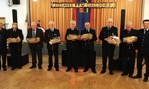 Geehrt: Ortsbrandmeister Jörn Kopmann (links) und sein Stellvertreter Gerrit Götze (rechts) mit den noch lebenden Gründungsmitgliedern der Wehr. Foto: Feuerwehr Dalldorf