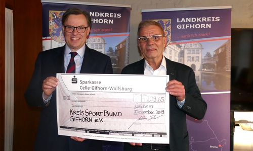 Landrat Dr. Andreas Ebel (li.) überreichte den symbolischen Scheck an Hans-Herbert Böhme. Foto: Landkreis Gifhorn