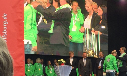 Als Mannschaft ehrt die Stadt in besonderer Weise die Profifußballerinnen der 1. Frauenmannschaft des VfL Wolfsburg. Foto: Nino Milizia