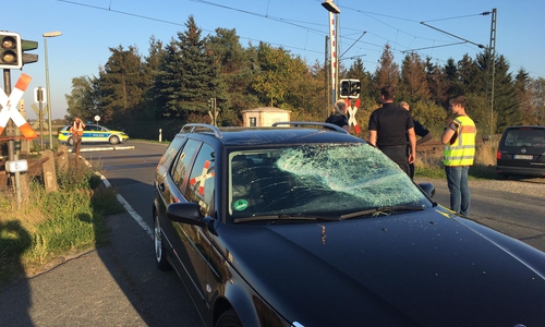 Das Auto war nach dem Zusammenstoß beschädigt. Der Fahrer blieb unverletzt. Fotos: aktuell24/Benjamin Müller