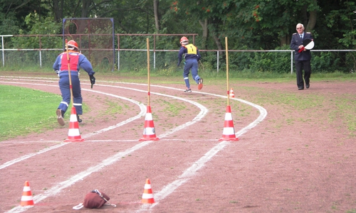 Bei dem 400 Meter Staffellauf um den Sportplatz sollen die Jugendlichen Kondition und Geschicklichkeit nachweisen.
Foto: Marcus Kordilla