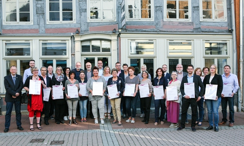Die ausgezeichneten Einzelhändler vor dem Peiner Schwan. Foto: Peine Marketing