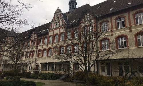 Altes Klinikum in der Holwedestraße: Hier soll Wohnraum entstehen. Foto: Archiv/Alexander Dontscheff