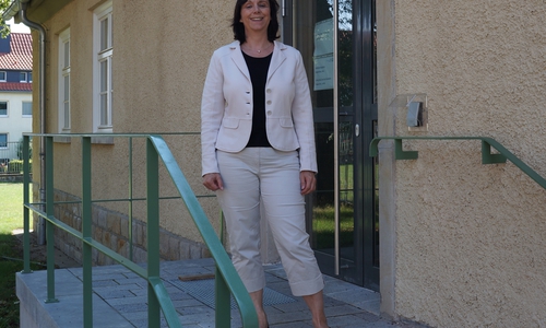 Daniela Kock vor dem Gleichstellungsbüro der Ostfalia Hochschule auf dem Campus "Am Exer 3" in Wolfenbüttel.
Foto: Ostfalia