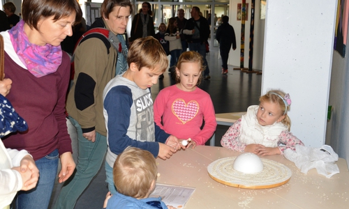 Zahlreiche Eltern und Geschwister fanden sich am Freitagnachmittag in der Schule ein, um die Ergebnisse der knapp 300 Kinder zu bestaunen. Fotos: Privat