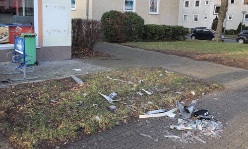 Der Automat wurde durch die unbekannten Täter vollkommen zerstört. Foto: Rudolf Karliczek