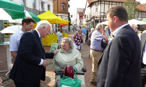 v.l. Eugen Schmidt, Bernd Busemann und Uwe Lagosky kamen mit den Besuchern ins Gespräch. Foto: CDU