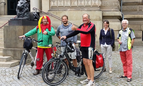 Kaum aus Schöppenstedt in Wolfenbüttel angekommen, stand für den Gast aus Belgien ein Besuch der HAB auf dem Programm. V. l.: Till Eulenspiegel (Dag Wachsmann), Blogger Bjorn Troch, Lothar Falkenberg (Mitradler aus Schöppenstedt), Antje Dauer (Pressesprecherin der HAB) und Stadtführer Dr. Wolfgang Heinzel. Foto: Stadt Wolfenbüttel
