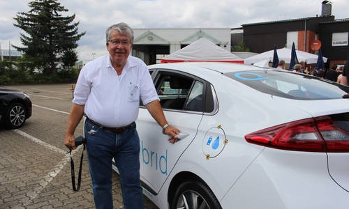 Jürgen Mundrziewski zeigte im Rahmen der Bormann Beach Party, dass der Tank des Hybridautos immer noch versiegelt ist. Foto: Alexander Dontscheff