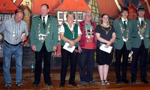 Hermann Urlass (Volkskönig), Ralf Meyer (Großer König), Rita Meyer (Große Königin), Axel Bodemann (Kleiner König), Jana Bodemann (Kleine Königin), Justin Reppin (Jugendkönig) und Frank Pape (Hirschkönig). Es fehlt der Schülerkönig Jamie Schulz.