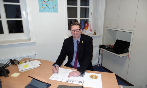 Bürgermeister Marco Kelb in seinem Bürgermeisterbüro in Sickte, in dem er zwei Mal monatlich sowie nach Terminvereinbarung Bürgersprechstunden anbietet. Foto: Kelb