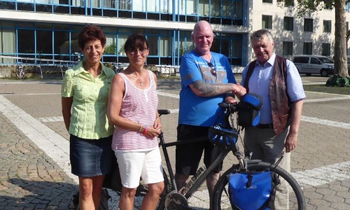 "Oli radelt" für den guten Zweck und machte halt für einen Besuch in Wolfsburg. Foto: Stadt Wolfsburg