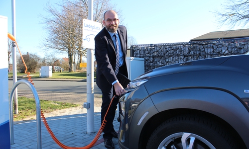 Carsten Bock beim Ladevorgang des Elektro-SUV. Foto: Stadtwerke Wolfenbüttel GmbH