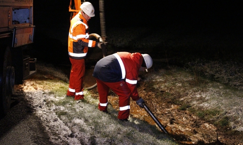 Mit einem Pumpwagen wurde das Gemisch aufgenommen. Fotos/Video: aktuell24(KR)