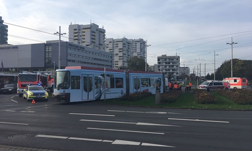 Die Polizei regelt derzeit den Verkehr. Foto: Alexander Dontscheff
