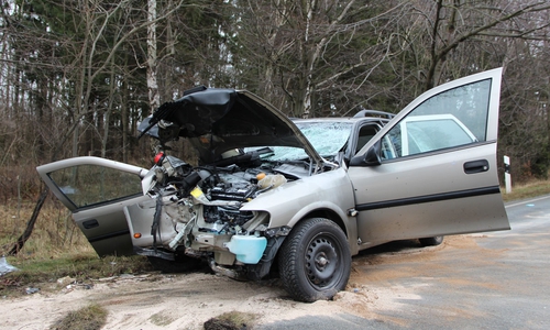 Das völlig zerstörte Fahrzeug zeugt von der verheerenden Wucht des Aufprall. Aus der Fahrtrichtung Jerstedt kommend, hatte sich das Fahrzeug nach Kontakt mit dem Baum gedreht und stand danach in Fahrtrichtung Jerstedt. Fotos: Feuerwehr Goslar