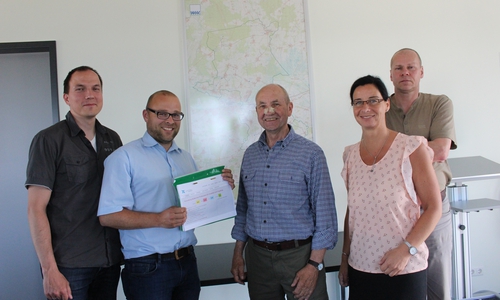 Tim Reinemann und Stefan Georg (v. l.) haben 517 Unterschriften gesammelt, die sie im Beisein von Veronika Koch (Bürgermeisterin Grasleben) und Karl-Peter Ludwig (Verbandsvorsteher) WVV) an WVV-Geschäftsführer Stefan Schmidt übergaben. Foto: Eva Sorembik