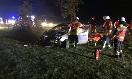 Der zerstörte Wagen nach dem Crash.
Foto: Feuerwehr Braunschweig