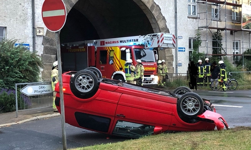 Das Auto überschlug sich erst und blieb dann auf de Dach liegen. Fotos: Feuerwehr Grasleben