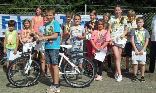 Im vergangenen Jahr nahm Niklas Tuffe als Gesamtsieger das Fahrrad entgegen. Foto: Achim Klaffehn