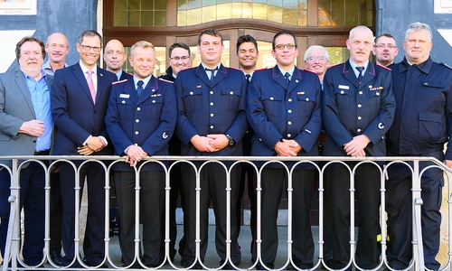 Stellvertretender Bürgermeister Heinz-Rainer Bosse, Frank Greie, Erster Stadtrat Knut Foraita, stellvertretender Stadtbrandmeister Marco Dickhut, Stadtbrandmeister Olaf Glaeske, Halchters Ortsbrandmeister Pascal Hoppe, Leindes stellvertretender Ortsbrandmeister Nils Jodat, Kreisbrandmeister Tobias Thurau, Leindes Ortsbrandmeister Tobias Feltus, Leindes Ortsbürgermeister Horst Prediger, Leindes ehemaliger Ortsbrandmeister Karl-Heinz Sültz, Adersheims Ortsbrandmeister Holger Helwig und Fümmelses Ortsbrandmeister Detlef Gliese (v. li.). Foto: Stadt Wolfenbüttel/RAE