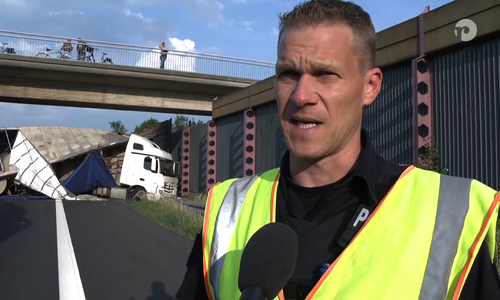 Mark Baumgarten von Autobahnpolizei Braunschweig über die Bergungsarbeiten. Fotos/Video: aktuell24(BM/DC)