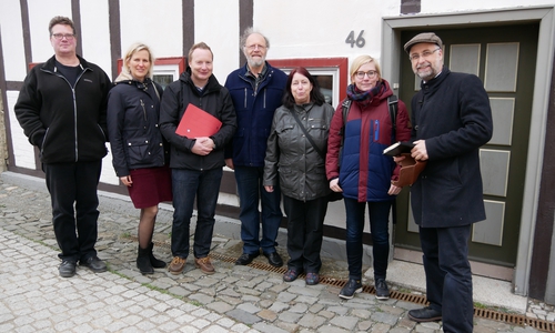 Die Gifhorner Landtagsabgeordnete Imke Byl (2. v. re.) informierte sich in Hornburg über Klimaschutz im Fachwerkbau. Foto: Bündnis90/Die Grünen