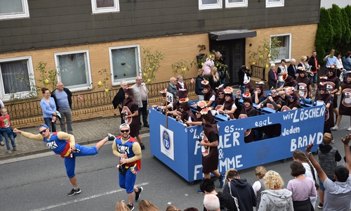 Die Bierhelden des FC Othfresen löschen jeden Brand. Fotos: Annabell Pommerehne