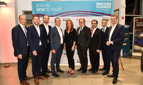 Zum Netzwerkabend in der Automeile Wolfsburg trafen sich: (v.l.) Sparkassenvorstandsvorsitzender Stefan Gratzfeld, Geschäftsführer der WMG Dennis Weilmann und Jens Hofschröer, Oberbürgermeister Klaus Mohrs, Moderatorin Anna Fleischhauer, Aufsichtsratsspitze der WMG Harald Vespermann und Sabah Enversen, Stadtwerke-Vorstand Dr. Frank Kästner und Geschäftsführer des Autohauses Hotz und Heitmann GmbH & Co. KG Ralph Buchweitz.​ 

Foto: WMG
