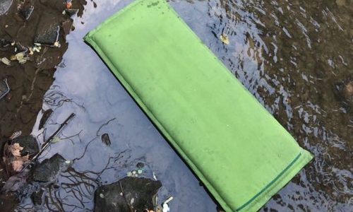 Die Sitzauflage schwamm in der Oker. Fotos: Thorsten Raedlein