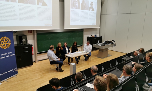 Die Podiumsdiskussion fand zu Thema „Erfolgreich scheitern“ statt: (von links) Frank Harmeling, Henrike Richter, Cristelle Borrmann, Dr. Annette Quidde und Glücksforscher Prof. Dr. Mike Hoffmeister. Foto: Ostfalia