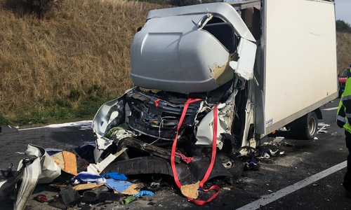 Wieder kam es zu einem schlimmen Unfall auf der A2. So schlimm wurde das Führerhaus zerstört. Foto: Aktuell24(KR)