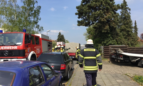 In der Straße Am Hopfengarten brannte am Montagmittag ein Komposthaufen. Foto: Anke Donner 