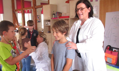 Das Herz in Bewegung – Peter Bunsenbrenner und Klaus Reagenzglas überraschten auch die Hortkinder in Adersheim. Das mitgebrachte Stethoskop wurde gleich genutzt, um den Herzschlag zu hören im Normalzustand und nach aktiver Bewegung. Fotos: Stadt Wolfenbüttel