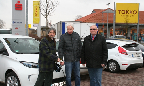  Diethelm Krause-Hotopp, Bernhard Brockmann und Burkhard Wittberg, (Ratsherren der Gemeinde Cremlingen) suchen vergeblich eine Ladestation für Elektroautos. Foto: Privat